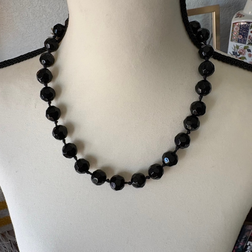 Black Faceted Beaded Necklace with Ribbon Tie Closure‎